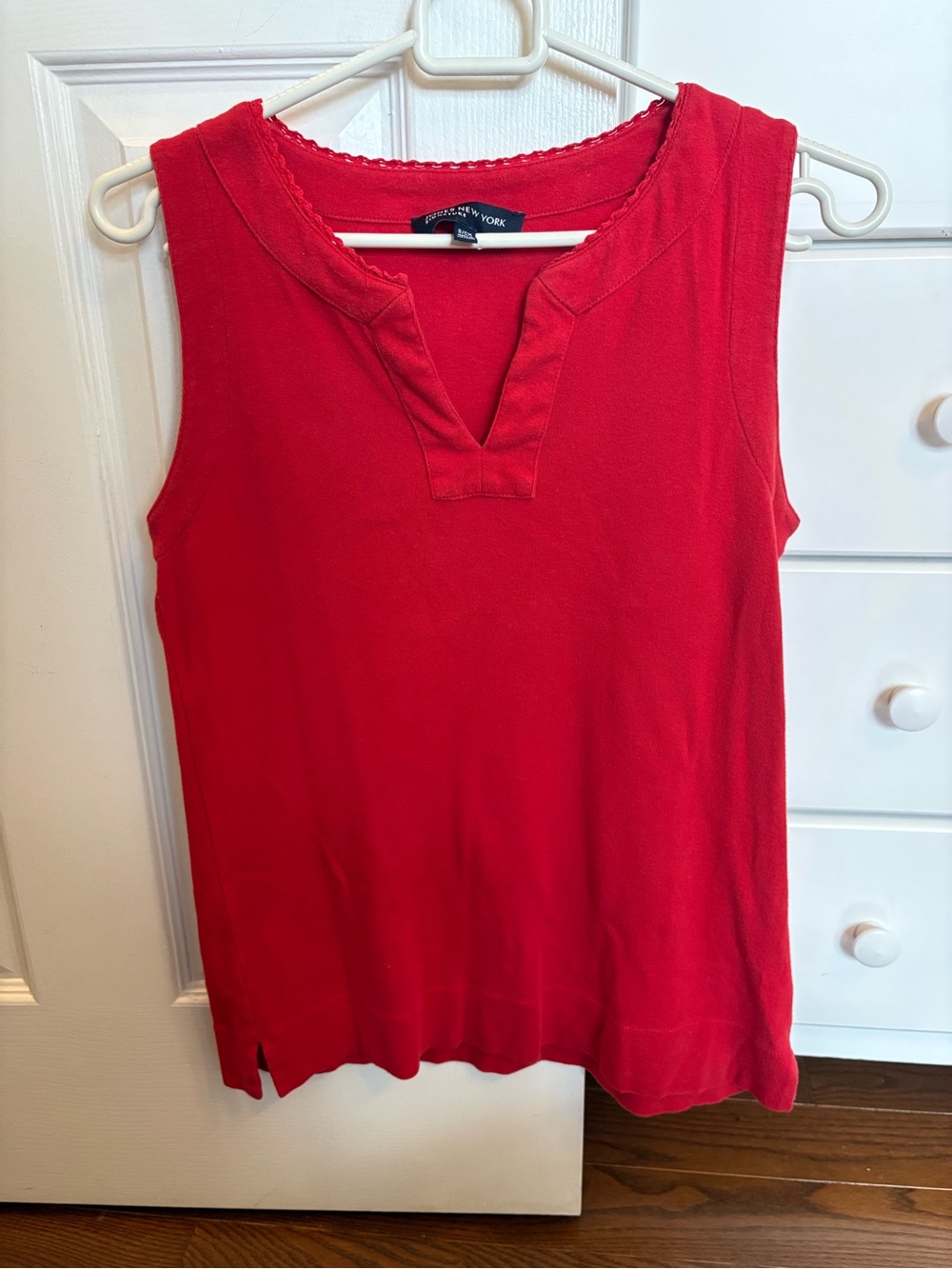 Jones New York Red Sleeveless V-Notch Tank